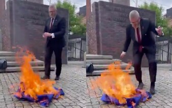 VIDEO: Poľský europoslanec podpálil vlajku EÚ. Spravil tak po tom, čo ho zbavili imunity