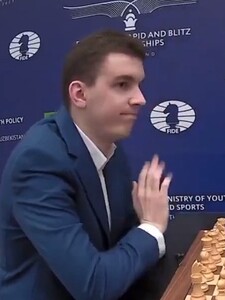 VIDEO: Poľský šachista odmietol podať ruku súperovi z Ruska. Ten sa chodí fotiť s vojakmi na fronte