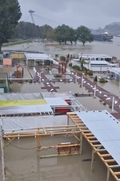 VIDEO: Pozri si, ako aktuálne stúpa hladina Dunaja. Čoskoro dosiahne úroveň 950 centimetrov