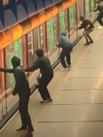 VIDEO: Pražské metro zažilo „sprejerský útok“. S vandaly se prali cestující