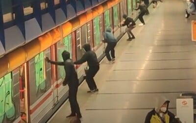 VIDEO: Pražské metro zažilo „sprejerský útok“. S vandaly se prali cestující