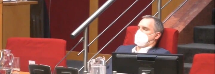 VIDEO: Pražský primátor Hřib usnul na jednání zastupitelstva. Záběry baví internet