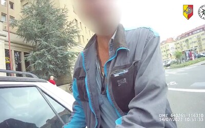 VIDEO: Pražští policisté naměřili řidiči skoro 4 promile, strážníky přesvědčoval, že bydlí kousek a dojede sám