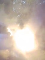 VIDEO: Pražští policisté zasahovali u hořícího Mercedesu. Z vozidla šlehaly plameny vysoké tři metry