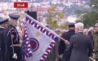 VIDEO: Prezident Pavel při pietní akci trefil vojáka praporem do hlavy. „Podcenil jsem hmotnost,“ omluvil se (Aktualizováno)