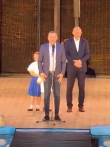 VIDEO: Prezident Peter Pellegrini vystúpil na folklórnom festivale. Nahnevaný dav ho vypískal a kričal „fuj“