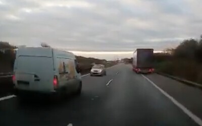VIDEO: Při nehodě na D8 do auta v protisměru čelně narazila dodávka