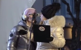 VIDEO: Protesty v Trenčíne narušila žena z davu, ktorá vybehla na pódium. Organizátori ju museli odviesť