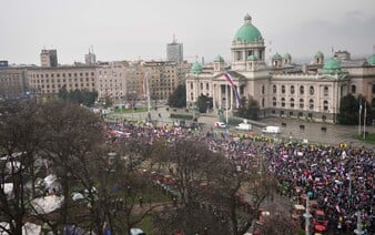 VIDEO: Proti lidem v ulicích použili zvukové dělo. V Bělehradě protestovalo proti vládě přes 100 tisíc lidí