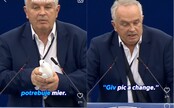 VIDEO: Radačovský vypustil v europarlamente živú holubicu. „Gív pís e čejnďž,“ vyhlásil