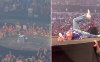 VIDEO: Raper Post Malone spadol z pódia a tvrdo si narazil rebrá. Po 10 minútach ležania na podlahe nakoniec koncert dohral