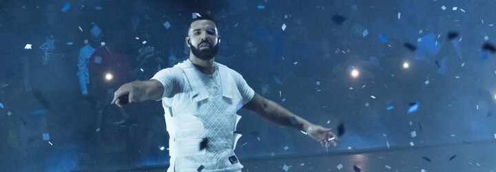 VIDEO: Rappera Drakea překvapila velikost podprsenky, která mu přistála na pódiu
