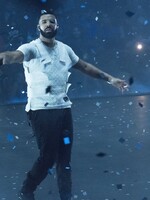 VIDEO: Rappera Drakea překvapila velikost podprsenky, která mu přistála na pódiu