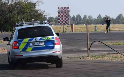 VIDEO: Řidič jel po dálnici D1 v protisměru, minul se i s kamionem. Policie po něm pátrá