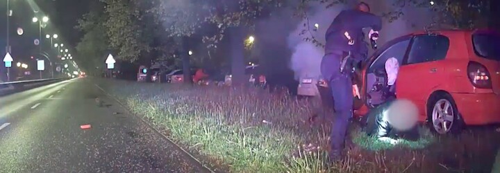 VIDEO: Šofér v Prahe sa snažil ujsť policajtom, až kým to nenapálil do stromu. Mal zakázané šoférovať a auto plné kradnutých vecí