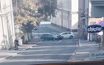 VIDEO: Řidička v Opavě nerespektovala dopravní značení, z obou směrů do ní narazila auta. Video trenduje na TikToku