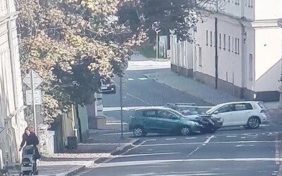 VIDEO: Řidička v Opavě nerespektovala dopravní značení, z obou směrů do ní narazila auta. Video trenduje na TikToku