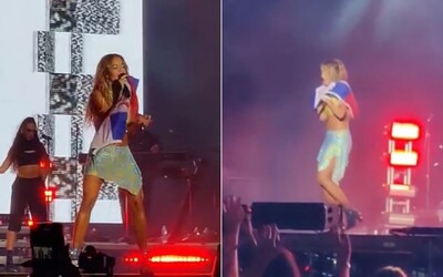 VIDEO: Rita Ora si pohnevala fanúšikov z rodného Kosova. Čelí kritike za to, že na koncerte mávala srbskou vlajkou