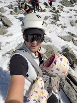 VIDEO: Rodina s 9-mesačným bábätkom sa pokúsila vystúpiť na Rysy. Bez výstroja uviazli na vrchole