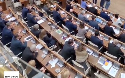 VIDEO: Romana Tabák v parlamente vystrelila konfety. Oslávila schválenie rozpočtu