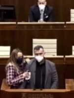 VIDEO: Romana Tabák vs. Miroslav Suja sa pretláčali o rečnícky pult. Boris Kollár sa zabával, vraj nemá obchytkávať poslanca