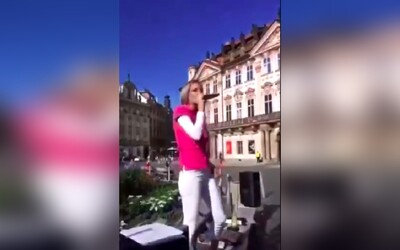 VIDEO: „Roušky dolu!“ rapovala dívka na Staroměstském náměstí
