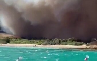 VIDEO: Rozsáhlé požáry na Sardinii zablokovaly silnice. Lidé uvízli na pláži