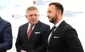 VIDEO: Ruchové mikrofóny zachytili ako Fico dáva pokyn Šutajovi Eštokovi, aby poslal novinára Denníka N „do riti“