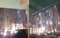 VIDEO: Rusi údajne útočia zakázanými termitovými bombami. Zápalný dážď prepáli aj oceľ