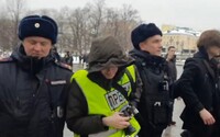 VIDEO: Ruská polícia odvliekla z protestov novinárov. Pred Kremľom zadržali niekoľko ľudí