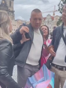 VIDEO: Ruskí turisti v centre Prahy napadli ukrajinských dobrovoľníkov. Lietali päste, bili sa dáždnikmi, tiekla aj krv