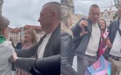 VIDEO: Ruskí turisti v centre Prahy napadli ukrajinských dobrovoľníkov. Lietali päste, bili sa dáždnikmi, tiekla aj krv