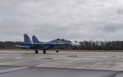 VIDEO: Rusko zverejnilo zábery, ako z Krymu sťahuje vojenskú techniku. Odpovedá tým na správy Západu, že nadnes chystalo inváziu