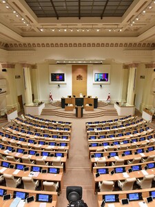 VIDEO: Rvačka v gruzínském parlamentu. Opoziční poslanec dal pěstí lídrovi vládnoucí strany 