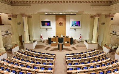 VIDEO: Rvačka v gruzínském parlamentu. Opoziční poslanec dal pěstí lídrovi vládnoucí strany 