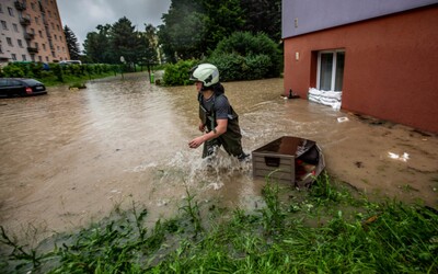 VIDEO: Rychnovsko bojovalo s vodou. Hasiči odčerpávali zaplavené sklepy, Kněžná skoro dosáhla třetího povodňového stupně