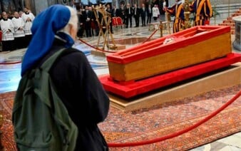 VIDEO: S pápežom sa rozlúčila jeho blízka priateľka. Pred rakvou trúchlila dlhý čas