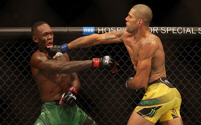 VIDEO: Šampión UFC padol. Pereira ukončil Adesanyaho tvrdým TKO a je novým kráľom strednej váhy