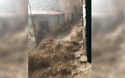 VIDEO: Sardinii postihly ničivé záplavy, zemřeli tři lidé, jeden z nich se utopil ve vlastním domě