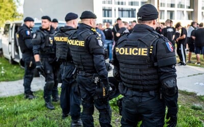 VIDEO: Scéna jako z akčního filmu. Policie v Praze zadržela muže, který se chtěl zapálit, další chtěl skočit ze střechy 