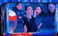 VIDEO: Schindlerová čelí výsmechu za falošný spev hymny na hokeji. Nečudo, že Slovan vypadol, vtipkujú ľudia