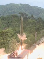 VIDEO: Severní Korea otestovala odpal balistických raket z vlaku. Jedna zasáhla cíl