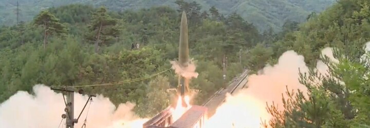 VIDEO: Severní Korea otestovala odpal balistických raket z vlaku. Jedna zasáhla cíl
