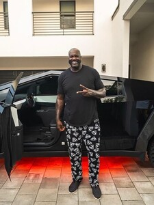 VIDEO: Shaq si kúpil unikátny Cybertruck. Na nové vozidlo hviezdy NBA reagoval aj samotný Elon Musk