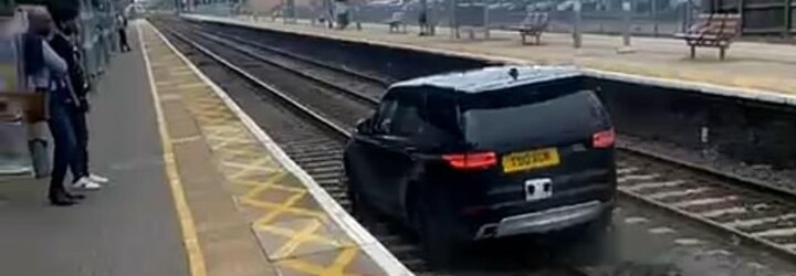 VIDEO: Šílená krádež auta: zloděj srazil dva policisty a pak unikal po vlakových kolejích