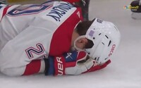 VIDEO: Slafkovský dostal tvrdý hit lakťom do hlavy, po ktorom sa ťažko zbieral z ľadu. Zápas už slovenský hokejista nedohral