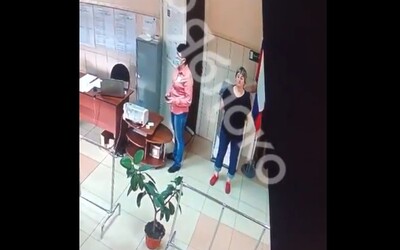VIDEO: Sleduj tajomnú ruku, ktorá „nenápadne“ hádže lístky do volebnej urny. Pribúdajú svedectvá o falšovaní volieb v Rusku