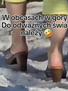 VIDEO: Slováci sa zabávajú na turistke v Tatrách. Na 16-kilometrovú túru do hôr si obula vysoké opätky