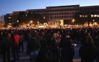 VIDEO: Slováci vyšli do ulíc: V Bratislave a ďalších mestách sa konajú protesty. Na plnom námestí skandujú tisíce demonštrantov