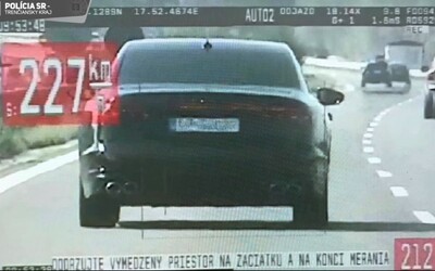 VIDEO: Slovák sa po diaľnici rútil rýchlosťou 227 km/h, obrovskú pokutu zaplatil priamo na mieste. Polícia zverejnila zábery